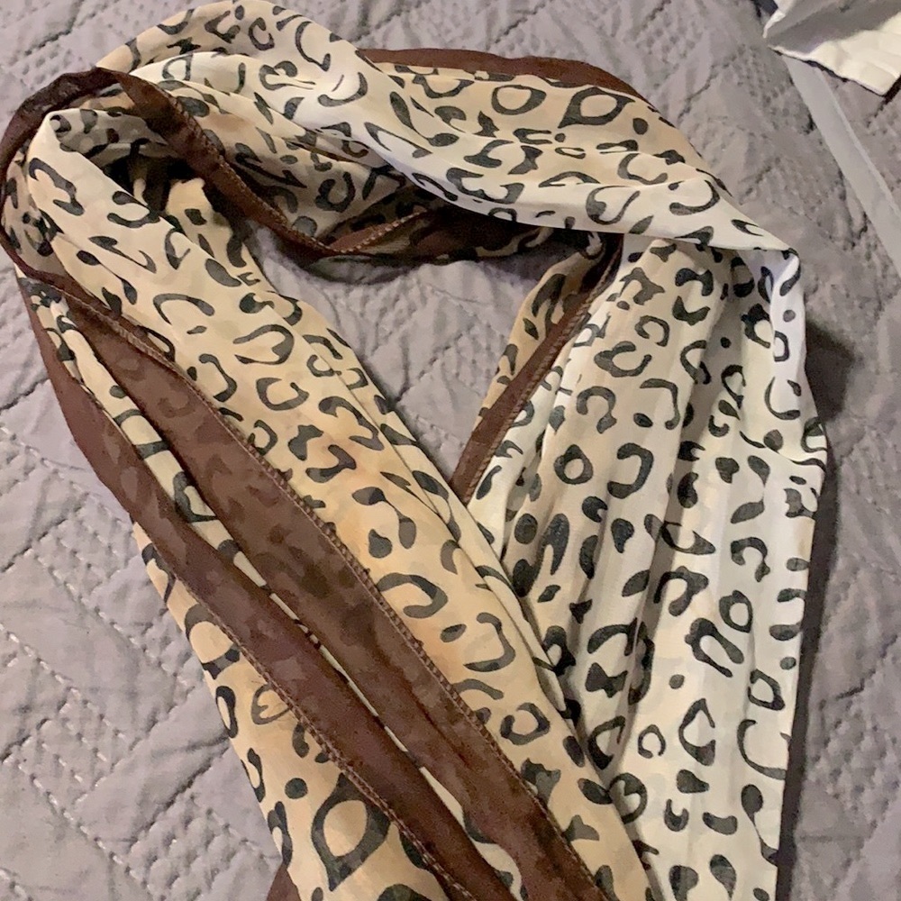 Bundle of 3 small scarfs 🧣 excellent condition.super cute - Picture 6 of 6